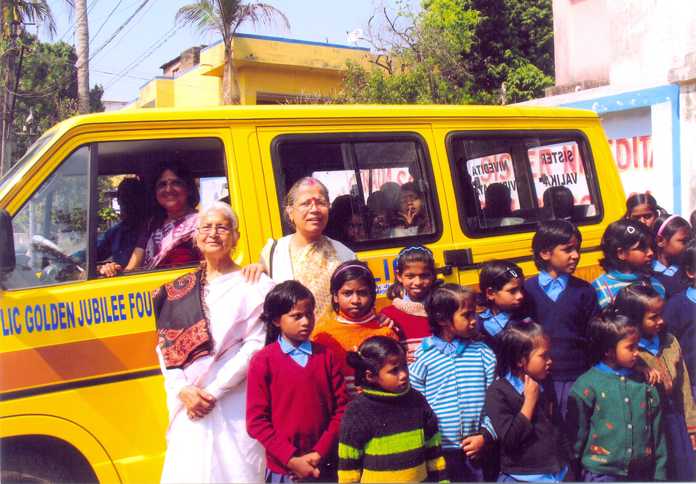 Donation of bus to Nai Dharti Patna